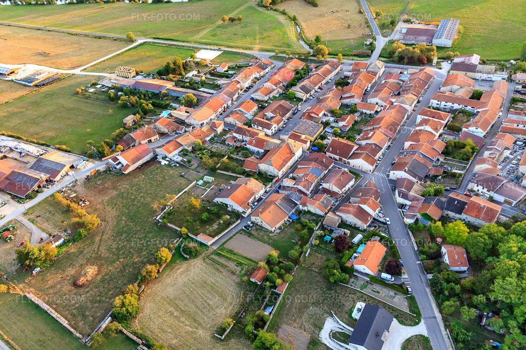 Aerial view: View of the town from the northeast in Pagny-la-Blanche-Côte in the state Meuse, France. – Photo: IMG_118378.jpg taken on 09/15/2019 by Werner Riehm/FLY-FOTO.com – Resolution of the original: 5026 x 3351 px