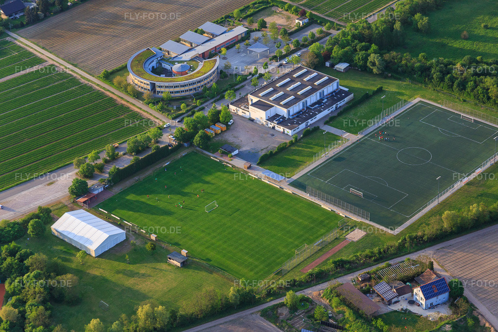 Luftbild: Pestalozzischule und Sportplatz des TV Lampertheim e.V in Lampertheim im Bundesland Hessen in Deutschland. – Foto: IMG_088284.jpg vom 09.05.2016 durch Werner Riehm/FLY-FOTO.de – Auflösung des Originals: 5472 x 3648 px – Information – TV Lampertheim