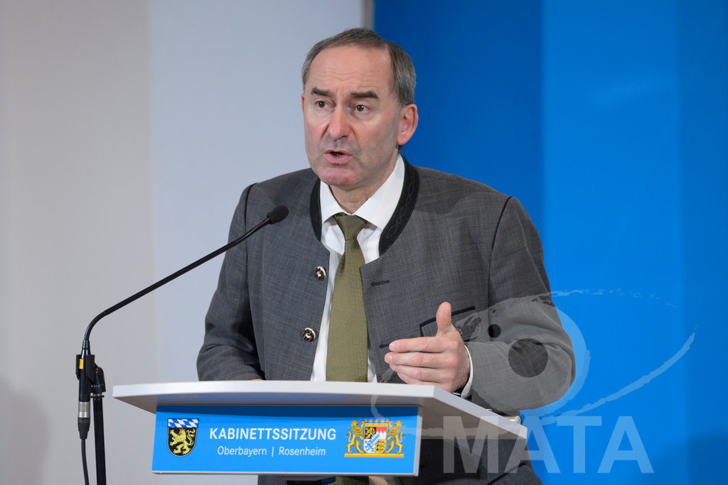 _DW04970 | Bayerns Wirtschaftsminister Hubert Aiwanger (Freie Wähler) Pressekonferenz im Lokschuppen. Rosenheim, 02.12.2025 Bayern Deutschland - Realisiert mit Pictrs.com