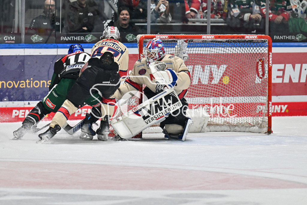 Augsburger Panther - Nürnberg Ice Tigers | im Duell Chris COLLINS (Augsburger Panther #10) und Owen HEADRICK (Nürnberg Ice Tigers #47) / Zweikampf / DEL: Augsburger Panther - Nuernberg Ice Tigers, Curt Frenzel Stadion am 03.01.2025 / Leon HUNGERECKER (Nürnberg Ice Tigers #72)