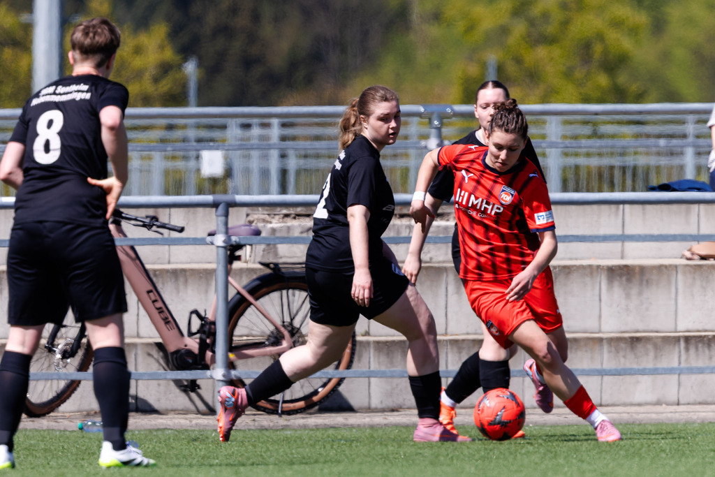 20260426-FCH-Hohenmemmingen_061 | 1.FC Heidenheim 1846 II vs. SGM Hohenmemmingen/Sontheim, Fußball, Frauen, Bezirksliga Meisterrunde, 2025/2026, 1. Spieltag, 26.04.2026 in Heidenheim, Kunstrasen b. Voith-Arena West(Foto: Michael Bulling) - Realisiert mit Pictrs.com