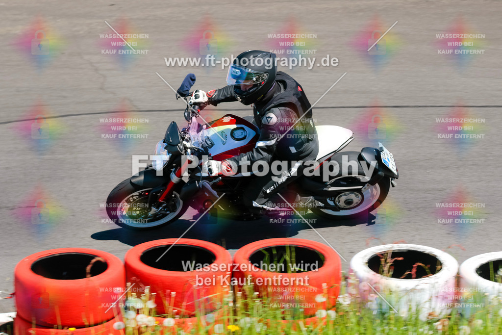 Moto-TeamOBK-22430 | Hier findet Ihr Bilder von Touristenfahrten auf der Nürburgring Nordschleife oder von anderen Veranstaltungen die ich besucht habe. Viel Spass beim Durch Schauen 