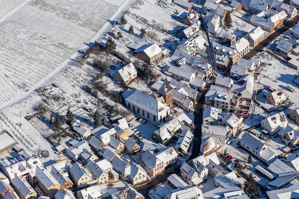 Luftbild: Winterluftbild im Schnee der kathol. Pfarr- und Wallfahrtskirche Ranschbach in Ranschbach im Bundesland Rheinland-Pfalz in Deutschland. Foto: IMG_124476.jpg vom 11.02.2021 durch Werner Riehm/FLY-FOTO.de