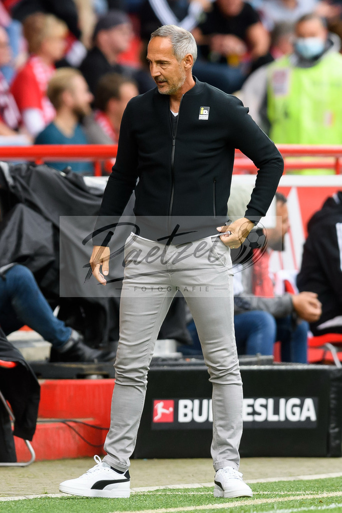 FCUBMG20210829_107 | Fussball, Herren: Trainer Adi Huetter (Borussia Moenchengladbach) schaut beim Spiel der 1. Bundesliga zwischen 1. FC Union Berlin und Borussia Moenchengladbach im Stadion An der Alten Foersterei am 29.08.2021 in Berlin, Deutschland. - Realisiert mit Pictrs.com
