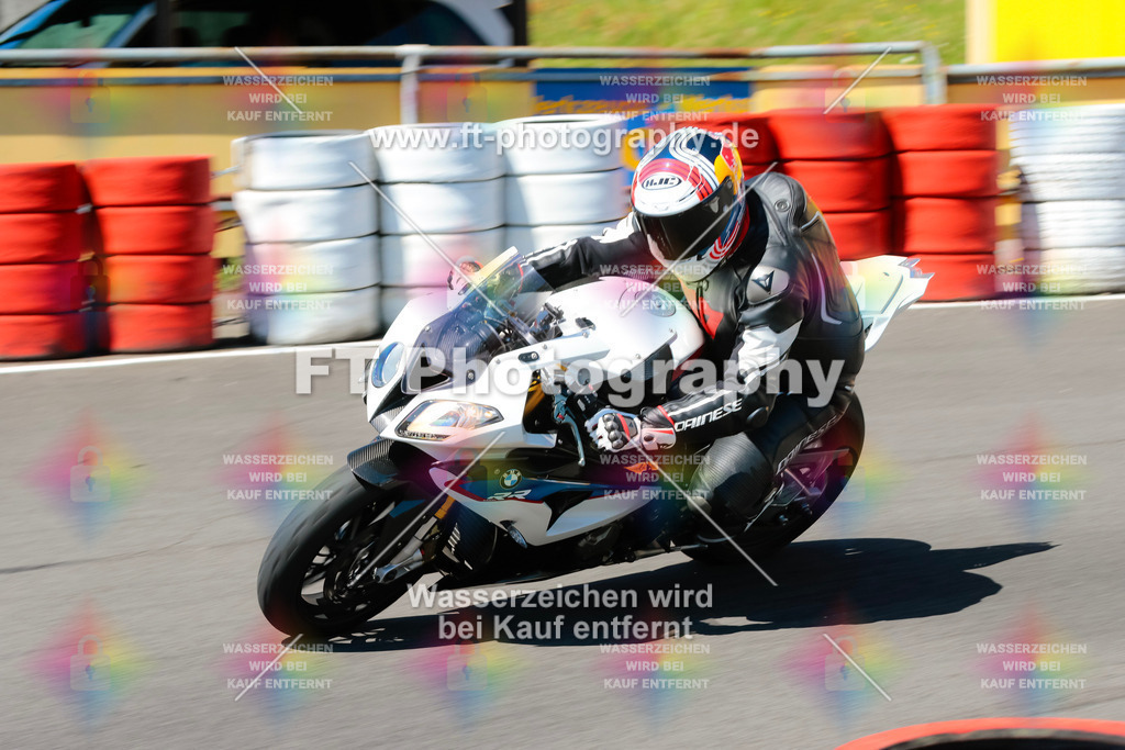 Moto-TeamOBK-22002 | Hier findet Ihr Bilder von Touristenfahrten auf der Nürburgring Nordschleife oder von anderen Veranstaltungen die ich besucht habe. Viel Spass beim Durch Schauen 