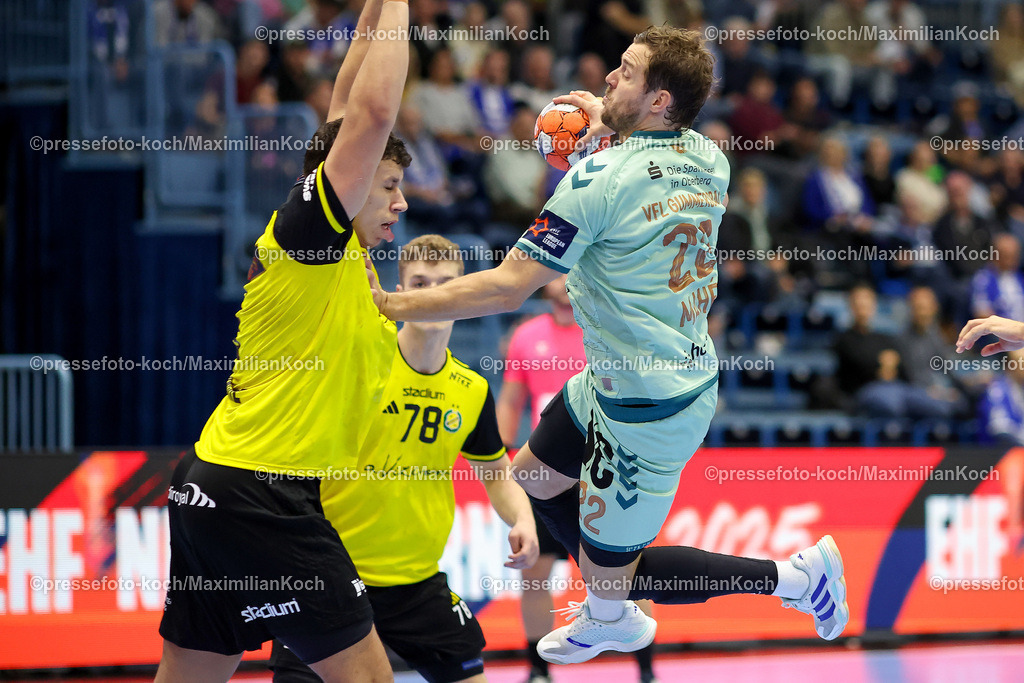 Gum08102401006 | 08.10.2024, Handball, European League, VfL Gummersbach - IK Sävehof, Schwalbe-Arena:  Adam Blanche (IK Sävehof #6) gegen Kentin Mahe (GUM #22)