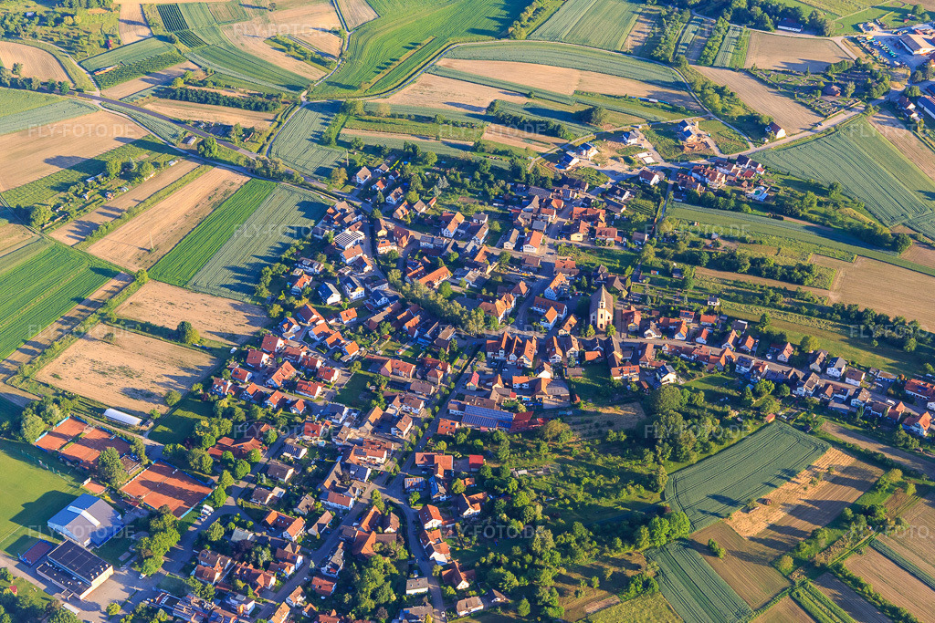 Luftbild: Ortsansicht aus Süden mit Kirche St. Laurentius im Ortsteil Bohlsbach in Offenburg im Bundesland Baden-Württemberg in Deutschland. Foto: IMG_114958.jpg vom 01.06.2019 durch Werner Riehm/FLY-FOTO.deWWW.KATH-OFFENBURG.DE