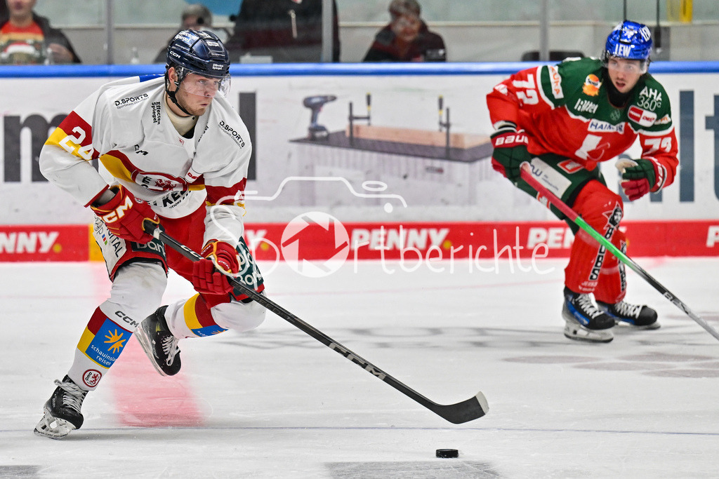 Augsburger Panther - Düsseldorfer EG | Im Duell Alexander BLANK (Duesseldorfer EG 24) und Riley McCOURT (Augsburger Panther #72) / Zweikampf / DEL: Augsburger Panther - Düsseldorfer EG, Curt Frenzel Stadion am 13.12.2024