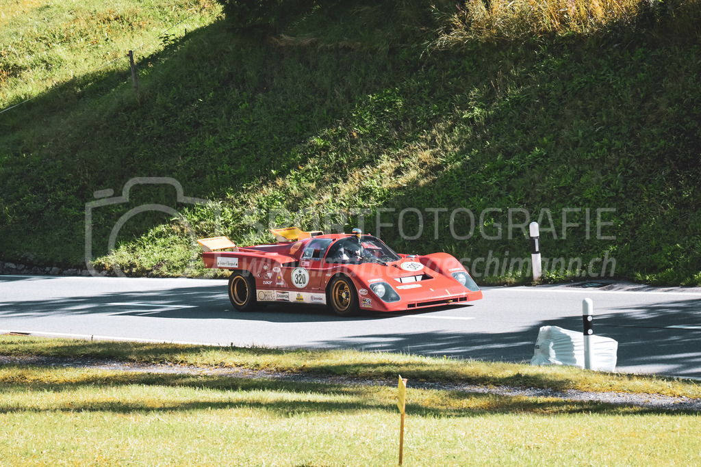 21. Arosa ClassicCar 2025 - 6. =September= 2025 | Walter Lais aus Esslingen (GER) in einem Ferrari 512M aus dem Jahre 1971 mit Startnummer 320 am Arosa ClassicCar 2025 in der Kategorie Sport Trophy..@arosaclassiccar, @arosa.official, #arosaclassiccar, #arosa, #76curves, #classiccarBild: Sportfotografie Markus Aeschimann | www.markus-aeschimann.ch - Realisiert mit Pictrs.com