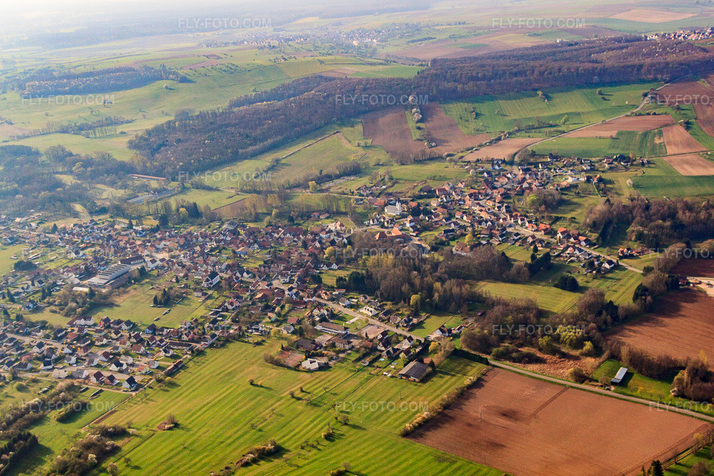 Aerial view: View of the town from the northeast in Gumbrechtshoffen in the state Bas-Rhin, France. – Photo: IMG_63734.jpg taken on 03/30/2014 by Werner Riehm/FLY-FOTO.com – Resolution of the original: 4752 x 3168 px