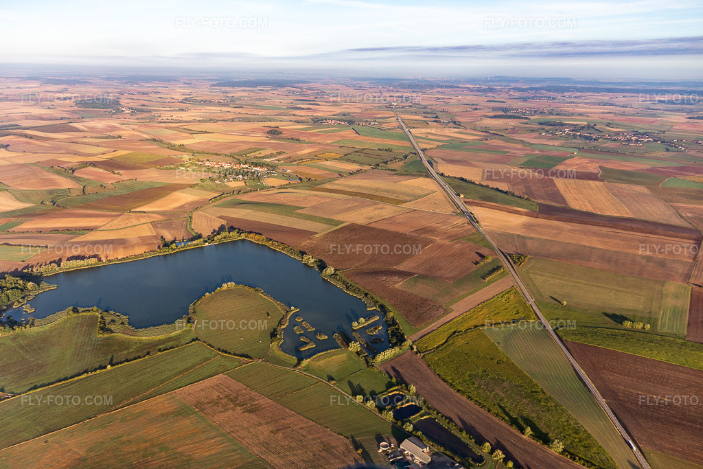 Aerial view: Étang d'Ommeray in Bourdonnay in the state Moselle, France. – Photo: IMG_117835.jpg taken on 09/14/2019 by Werner Riehm/FLY-FOTO.com – Resolution of the original: 5125 x 3416 px