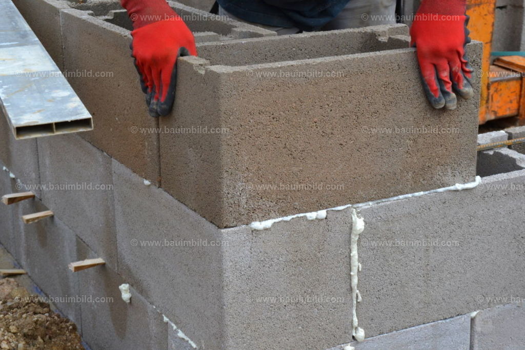 bib-lg07-mauerarbeiten-0091 | Nach LV-Leistungsgruppen sortierte Detailfotos über den Bau eines Hauses. Alle Hausbau-Bilder direkt vom Urheber und Autor der Website Haus-Selber-Bauen.com