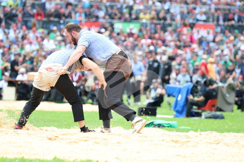 ESAF2025_03Gang_4957 | Die Schwinger des Schwyzer Kantonalen Schwingerverbandes: Fotos, die Dynamik und Leidenschaft festhalten, sowie emotionale Momente aus dem traditionellen Schwingsport zeigen. - Realisiert mit Pictrs.com