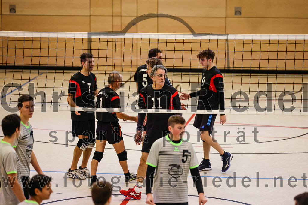 2021-11-27_127_TuS_Oberding_II_gegen_MTV_1881_Ingolstadt_III | Oberding, Deutschland, 27.11.2021:
Volleyball, Kreisliga 2021 / 2022, 5. Spieltag, TuS Oberding II gegen MTV 1881 Ingolstadt III, Endergebnis: 3:2

Christoph Stegemann (TuS Oberding, #7), Andreas Ruß (TuS Oberding, #1), Corbinian Prell (TuS Oberding, #5), Gregor Bartkowski (TuS Oberding, #11), Hayden Lorenz (TuS Oberding, #9)

Foto: Christian Riedel / fotografie-riedel.net