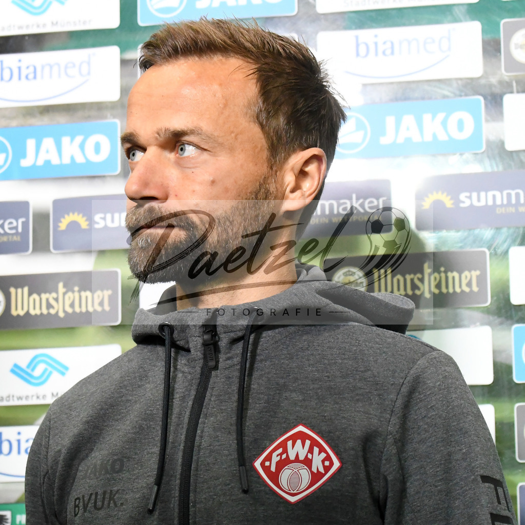 20200214_SCPFWK_0010 | Fussball, Herren: Trainer Michael Schiele (FC Wuerzburger Kickers) schaut waehrend des Spiels der 3. Liga zwischen SC Preussen Muenster und FC Wuerzburger Kickers im Preussenstadion am 14.02.2020 in Muenster, Deutschland.DFB / DFL REGULATIONS PROHIBIT ANY USE OF PHOTOGRAPHS AS IMAGE SEQUENCES AND/OR QUASI-VIDEO. - Realisiert mit Pictrs.com