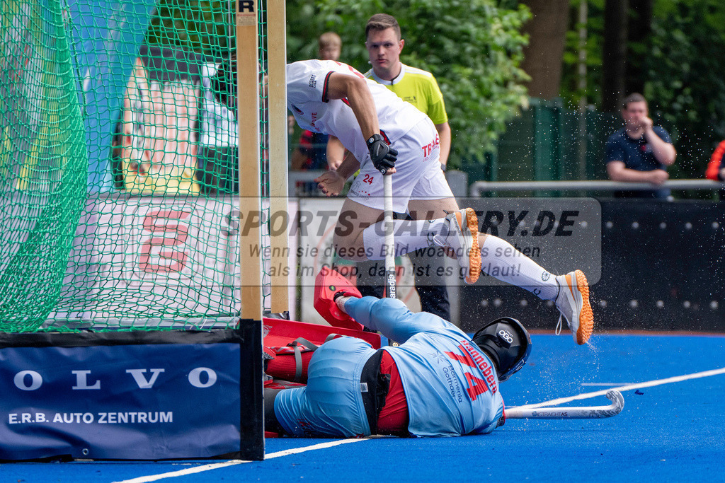 Final4_20250601-1349-HK108555 | Krefeld, Deutschland, 01.06.2025:  Feldhockey Final4 2025 – „Deutsche Feldhockey-Meisterschaften 2025“ Crefelder HTC - Rot-Weiss Köln (Finale Herren) im Gerd-Wellen-Hockeyanlage am 01.06.2025 in Krefeld, Deutschland. (Foto von Kramhöller/Fehrmann/Kaste)Krefeld, Germany, 01.06.2025: Feldhockey Final4 2025 – „Deutsche Feldhockey-Meisterschaften 2025“ Harvestehuder HTC - Düsseldorfer HC (Finale Damen) in Gerd-Wellen-Hockeyanlage at 01.06.2025 in Krefeld, Deutschland. (Foto from Kramhöller/Fehrmann/Kaste)