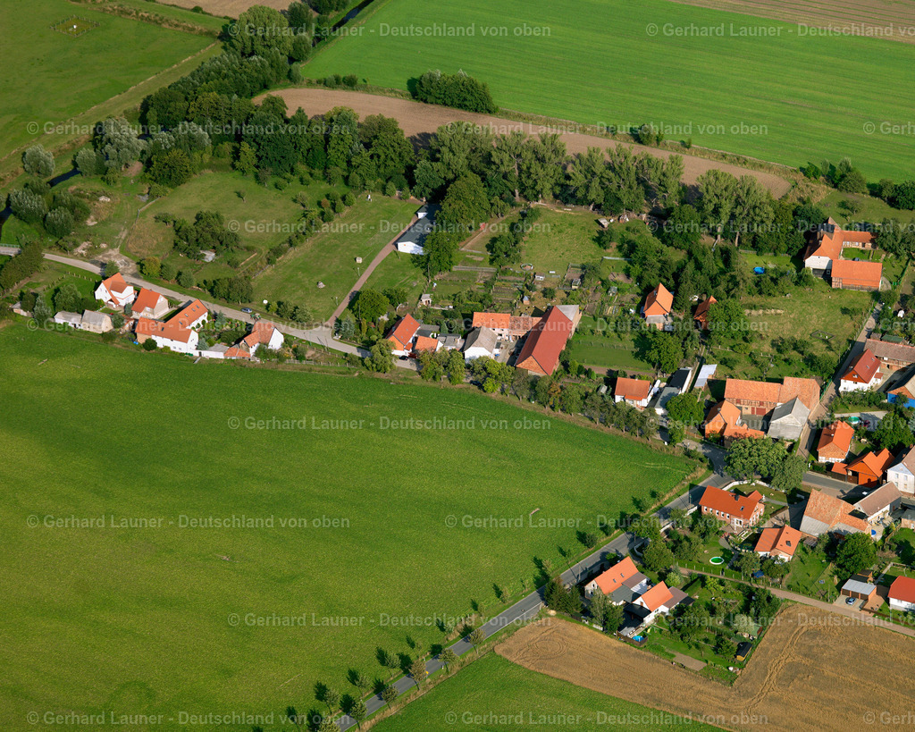 2638848 | RIMBECK 23.08.2006 Landwirtschaftliche Nutzflächen und Feldgrenzen  umsäumen das Siedlungsgebiet des Dorfes in Rimbeck im Bundesland Sachsen-Anhalt, Deutschland // Agricultural land and field boundaries surround the settlement area of the village  in Rimbeck in the state Saxony-Anhalt, Germany Foto: Gerhard Launer