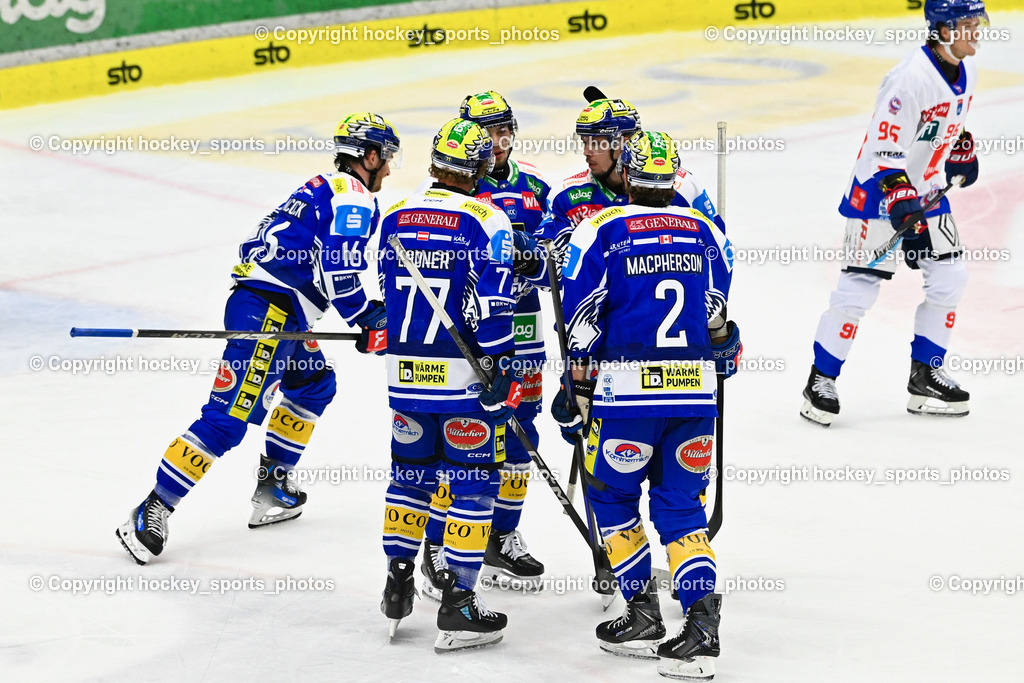 EC IDM Wärmepumpen VSV vs. HC Tiwag Innsbruck-Die Haie | #77 Philipp Lindner EC VSV, Jubel EC VSV Mannschaft, #2 Dylan MacPherson EC VSV, #77 Philipp Lindner EC VSV, #22 Nikita Scherbak EC VSV, EC IDM Wärmepumpen VSV vs. HC Tiwag Innsbruck-Die Haie, EC IDM Wärmepumpen VSV vs. HC Tiwag Innsbruck-Die Haie am 11.10.2025 in Villach (Stadthalle Villach), Austria, (Photo by Bernd Stefan)