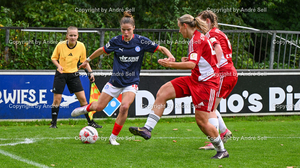 Holstein Kiel vs SpVg Aurich | Zoe Tolksdorf (Holstein #14) vs Angelina-Michelle Wunder (Aurich #41) &amp; Angelina Knettler (Aurich #6) / Fußball-Regionalliga Nord Frauen 2026/2027 / Holstein Kiel vs SpVg Aurich / Waldwiese / Kiel / 20.09.26 - Realisiert mit Pictrs.com