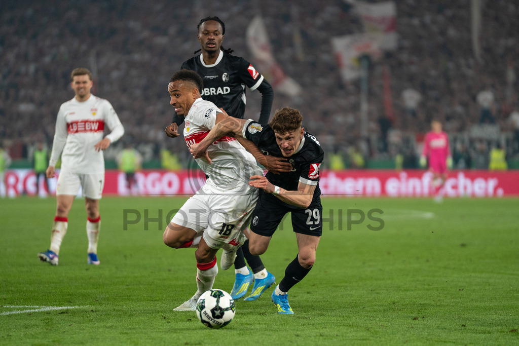 VfB Stuttgart vs. SC Freiburg, Fussball, DFB-Pokal, Halbfinale, 23.04.2026 | Zweikampf zwischen Jamie Leweling (VfB Stuttgart, #18) und Philipp Treu (SC Freiburg, #29),VfB Stuttgart vs. SC Freiburg, Fussball, DFB-Pokal, Halbfinale, 23.04.2026DFB regulations prohibit any use of photographs as image sequences and/or quasi-video