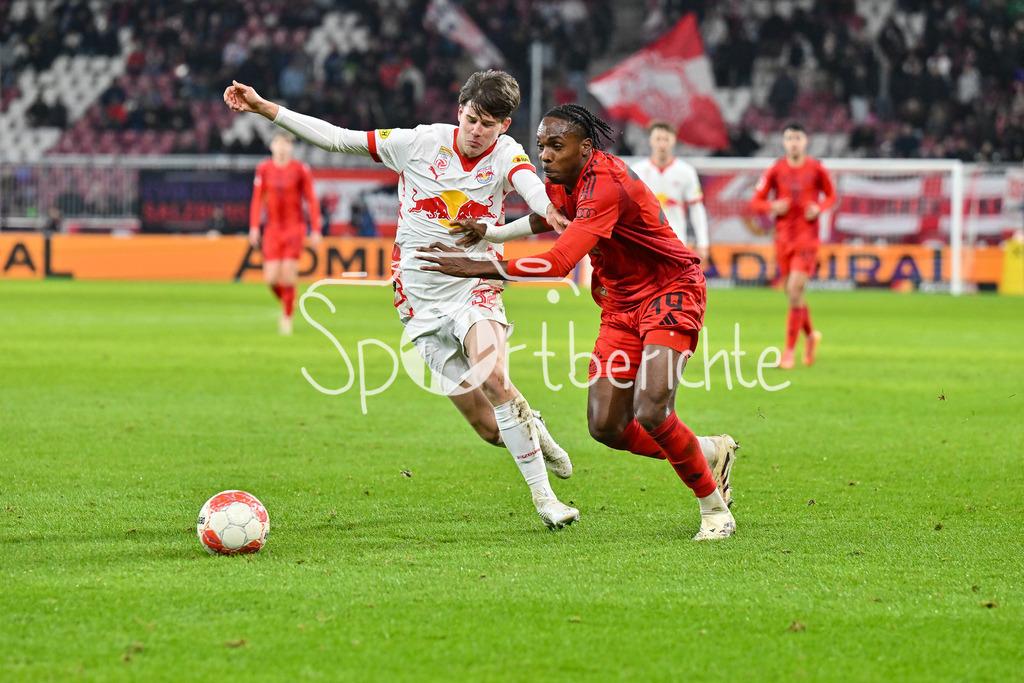 RB Salzburg - FC Bayern München | Im Duell Zeteny JANO (RB Salzburg 32) und Mathys TEL (FC Bayern Muenchen 39) / Zweikampf / Testspiel: RB Salzburg - FC Bayern Muenchen, Red Bull Arena am 06.01.2025