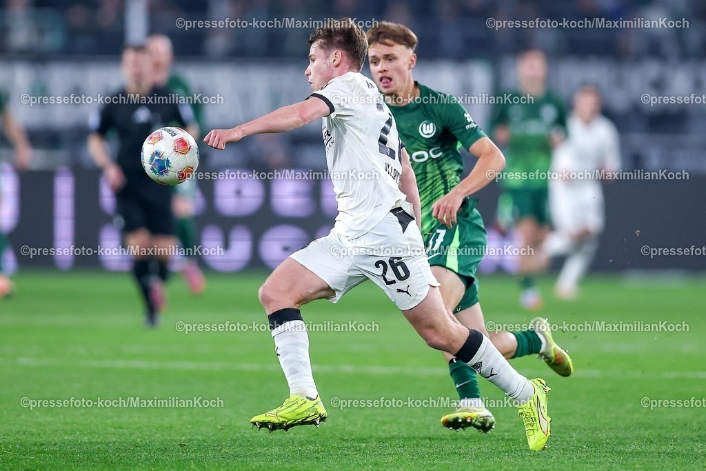 BMG13122502190 | 13.12.2025, Fußball, Borussia Mönchengladbach - VfL Wolfsburg, 1. Fußball Bundesliga, 14.Spieltag, Borussia-Park, Saison 2025 2026: Lukas Ullrich&nbsp;(Borussia Mönchengladbach #26) im Zweikampf gegen Pharell Hensel (VfL Wolfsburg #37) DFB regulations prohibit any use of photographs as image sequences and or quasi-video.