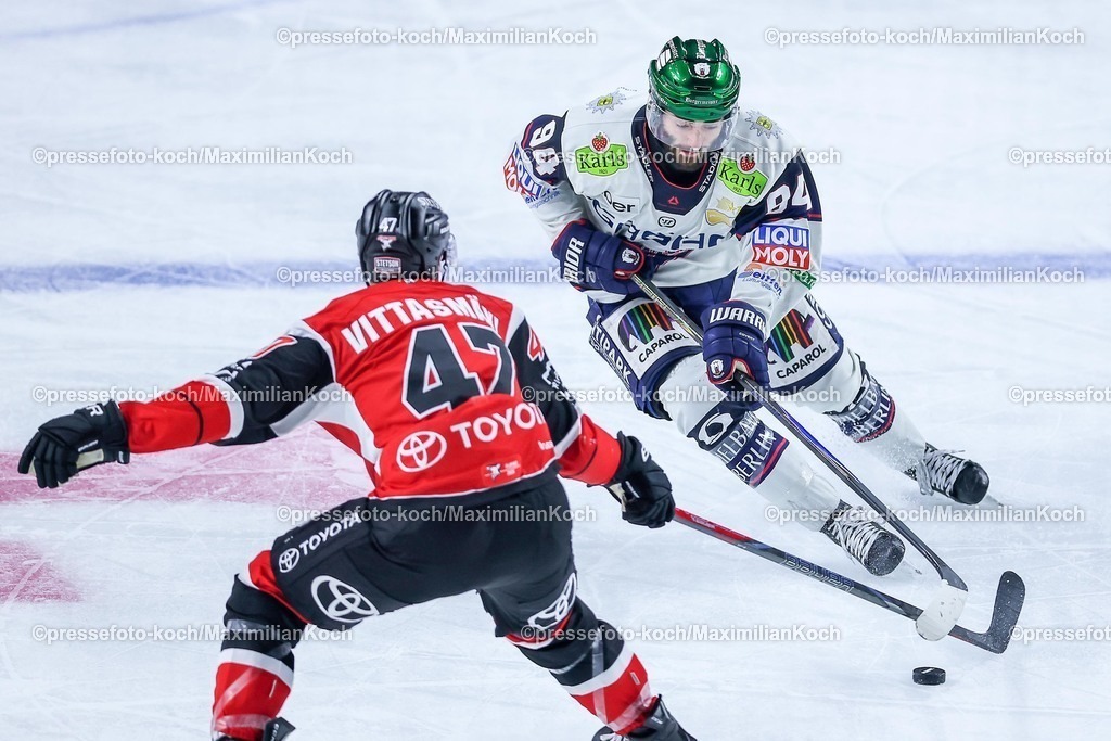 KEC20042601087 | 20.04.2026, Eishockey, DEL Halbfinale Play-Offs, Kölner Haie - Eisbären Berlin, Spiel 6, Lanxess-Arena Köln: Liam Kirk (Eisbären Berlin #94)  im Zweikampf gegen  Veli-Matti Vittasmäki (Kölner Haie #47)  