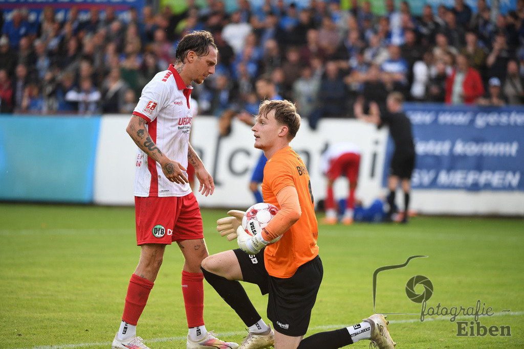 SV Meppen-VfB Lübeck | Herren Regionalliga Nord; SV Meppen (blau)-VfB Lübeck (weiß) am 01.08.2025 in Meppen (Hänsch-Arena), Photo: Philip Eiben 2025 - Realisiert mit Pictrs.com