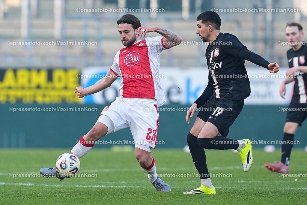 xYDRx24012601064 | 24.01.2026, xydrx, Fußball, 3.Liga, Rot-Weiss Essen - TSV Havelse, Saison 2025 2026, Stadion an der Hafenstraße: /Jose-Enrique Rios Alonso (Rot-Weiss Essen #23) im Zweikampf gegen Nassim Boujellab (TSV Havelse #19)    DFB regulations prohibit any use of photographs as image sequences and or quasi-video. Photo: xYannisxDreimannxPressefotoKochx