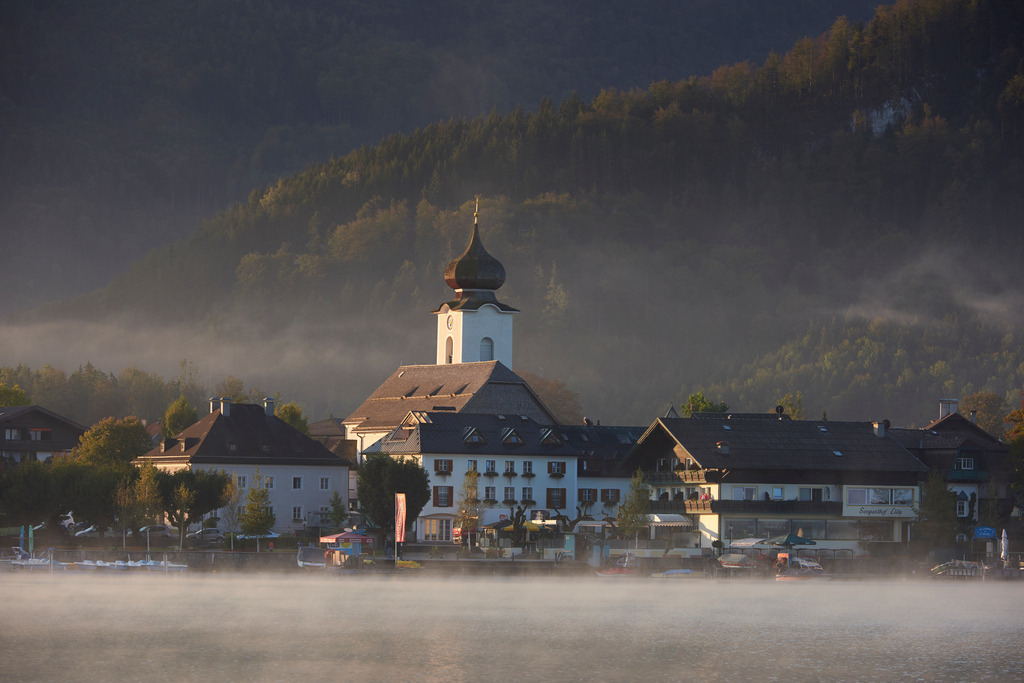 Blick auf die Gemeinde Strobl im Morgenlicht | Strobl, Austria - September 20, 2018: Blick auf die Gemeinde Strobl im Morgenlicht. - Realisiert mit Pictrs.com