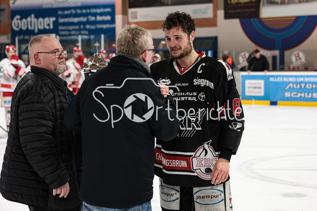 EHC Königsbrunn - TEV Miesbach | Tim BULLNHEIMER (EHC #8) bei der Pokaluebergabe nach der Partie / Grenzenloer Jubel beim EHC Koenigsbrunn nach dem Gewinn der Bayerliga Meisterschaft im Spiel 3 der Playoffserie gegen den TEV Miesbach / Jubel / Freude / Siegerfoto
