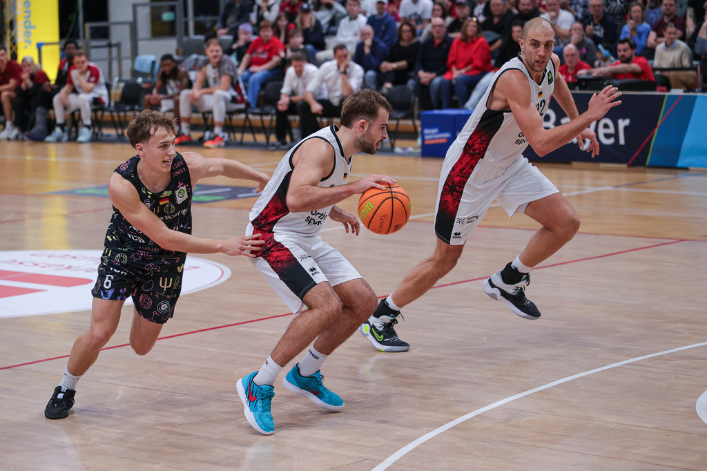 Pro A BAYER GIANTS vs Uni Baskets Münster-106 | Fotos von Basketballspielen aus dem Raum NRW fotografiert von Gero Mueller-Laschet und Daniel Schaefer - Realisiert mit Pictrs.com
