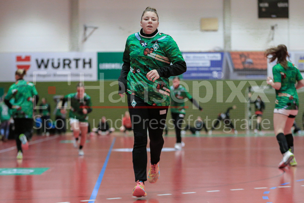 Handball, 2. Bundesliga Frauen, SV Werder Bremen - HL Buchholz 08-Rosengarten | v.li.: Elaine Rode (SV Werder Bremen, 77) beim Aufwärmen in Sondershirts zum Inklusionsspieltag, Inklusion, Motto