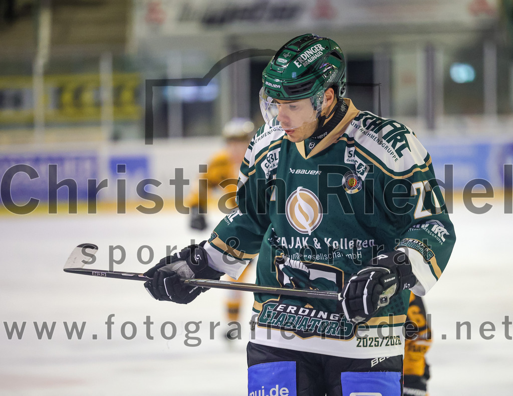 2025-11-02_034_TSV_Erding_gegen_EV_Fuessen | Erding, Deutschland, 02.11.2025:Eishockey, Oberliga Süd 2025 / 2026, 15. Spieltag, TSV Erding gegen EV Füssen, Endergebnis: 2:6Mark Waldhausen (Erding Gladiators, #27)Foto: Christian Riedel / fotografie-riedel.net