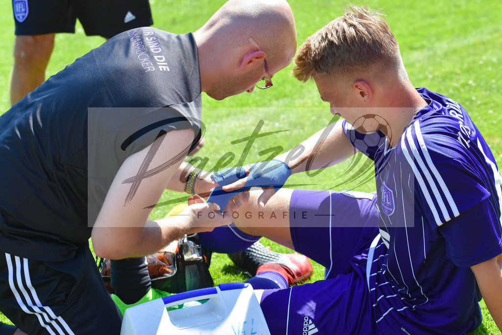 20180804_OSNSCP_0028 | Fußball, A-Junioren: Mattes Hehr (VfL Osnabrück) wird behandelt beim Testspiel zwischen VfL Osnabrück vs. SC Preußen Münster am 04.08.2018 im Sportpark Illoshöhe in Osnabrück, Deutschland.(Foto von Nico Paetzel) - Realisiert mit Pictrs.com
