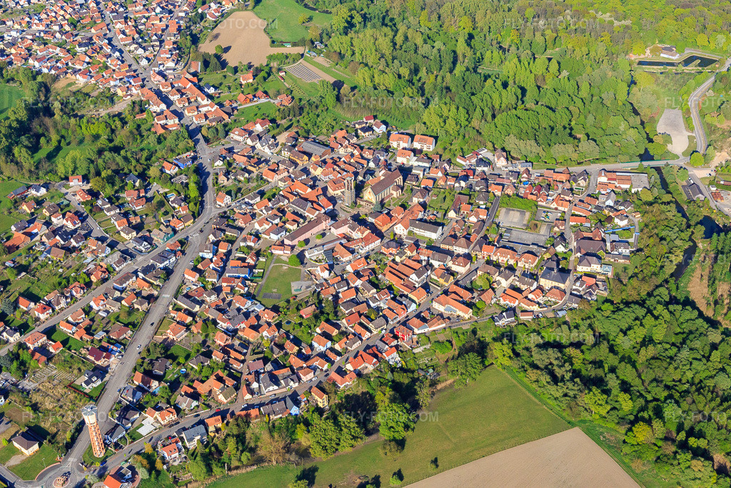 Aerial view: Town center with Église Saint-Étienne in Seltz in the state Bas-Rhin, France. – Photo: IMG_099034.jpg taken on 04/23/2017 by Werner Riehm/FLY-FOTO.com – Resolution of the original: 5472 x 3648 px