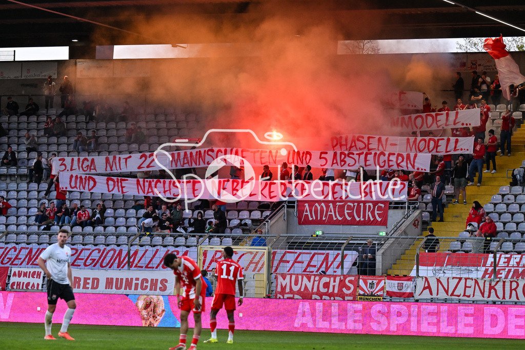 FC Bayern Amateure - TSV Aubstadt | MÜNCHEN, GERMANY - 24. APRIL: Fans der Bayern zünden Pyrotechnik / Pyro / Rauch / Symbolbild während dem Match zwischen den Amateuren des FC Bayern und dem TSV Aubstadt am 31. Spieltag der Regionalliga Bayern im Grünwalder Stadion