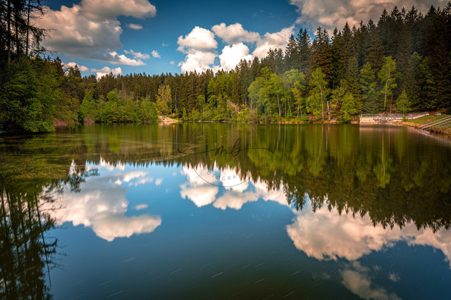 Wolken spiegeln sich im See | Professionelle Natur- & Landschaftsfotos als Poster, auf Leinwand & viele mehr. Wähle aus einer Vielzahl an Formaten & Materialien Dein perfektes Bild. - Realisiert mit Pictrs.com