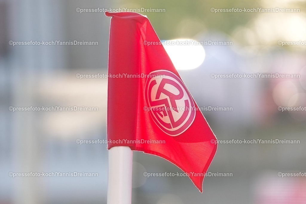 xYDRx02112502001 | 02.11.2025, xydrx, Fußball, 3.Liga, Rot-Weiss Essen - 1.FC Schweinfurt 05, Saison 2025 2026, Stadion an der Hafenstraße: Eckfahne mit dem Logo von Rot-Weiss Essen   DFB regulations prohibit any use of photographs as image sequences and or quasi-video.