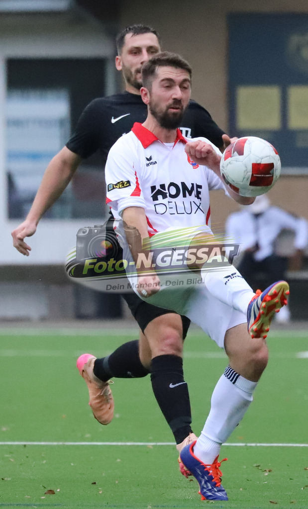 BV 21 Stift-Quernheim - Union Minden | Auf dem Bild zu sehen: schwarz BV 21 Stift-Quernheim: Tibor Leon Sander ; weiß Union Minden: Christopher SchwarzerBV 21 Stift-Quernheim, Union Minden, Saison 25/26, Bezirksliga, Stift-Quernheim, Deutschland - Realisiert mit Pictrs.com