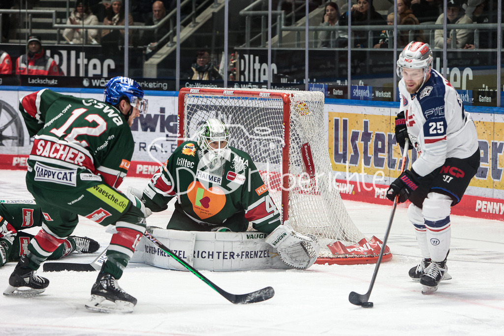 Augsburger Panther - Nuernberg ICE Tigers | Daniel SCHMOELZ (NIT #25) vor Dennis Endras (AEV #44) und Mirko SACHER (AEV #12)