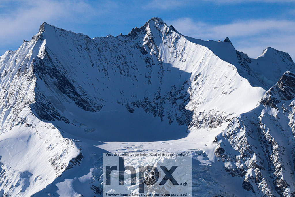 Dom, Lenzspitze, Nadelhorn & Ulrichshorn | Gipfel. Gletscher. Ewigkeit.Die majestätische Mischabelgruppe präsentiert sich in ihrer vollen alpinen Pracht unter einem strahlend blauen Himmel. Dom, Lenzspitze, Nadelhorn und Ulrichshorn formen eine imposante Kulisse aus Fels und ewigem Eis, die die wilde Schönheit des Wallis perfekt einfängt.Wähle unter "Produktauswahl" dein Wunschformat: Vom klassischen Wandbild über Puzzle &amp; Tassen bis zum digitalen Download (z.B. als Handy-Hintergrund). - Realisiert mit Pictrs.com
