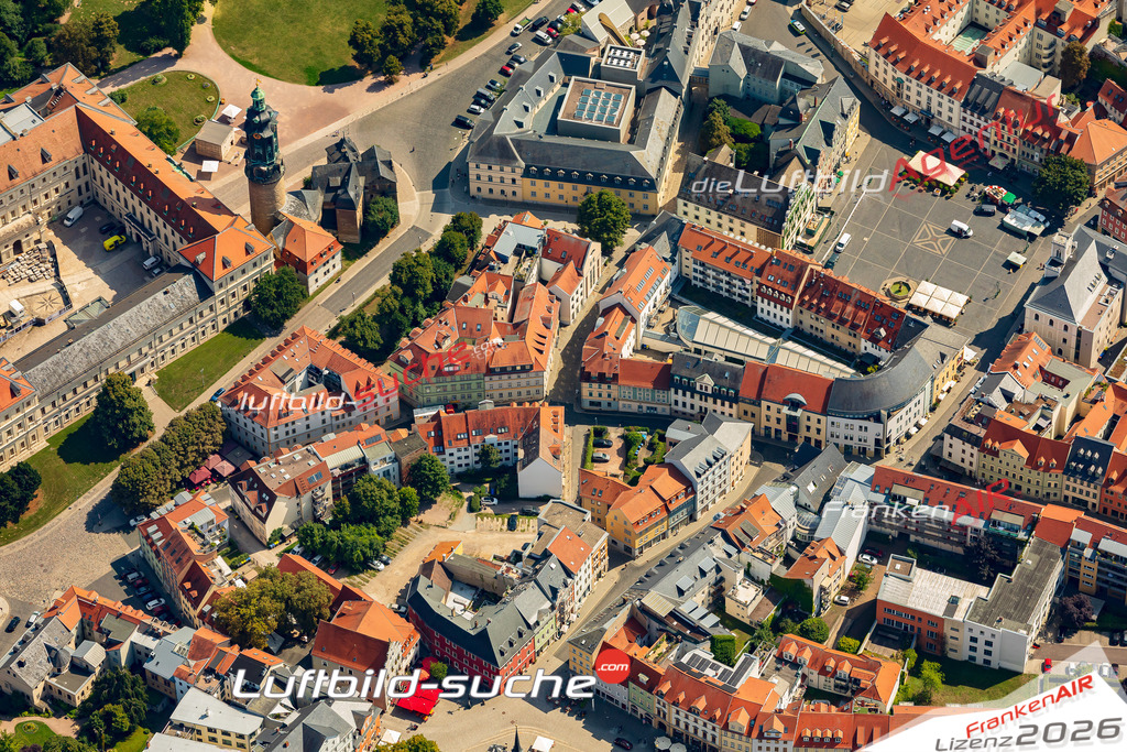 Schlossgasse Weimar Bild- Das Luftbild wurde 2025 vom UL-Flugzeug heraus erstellt ( keine Drohne bzw. Drohnenaufnahme ) - Hochauflösende Luftaufnahme -Nicht vergleichbar mit Google Maps oder Satelittenbilder- Die Geschenkidee !Mit Lizenz und Bildrechte bestellbar - CC