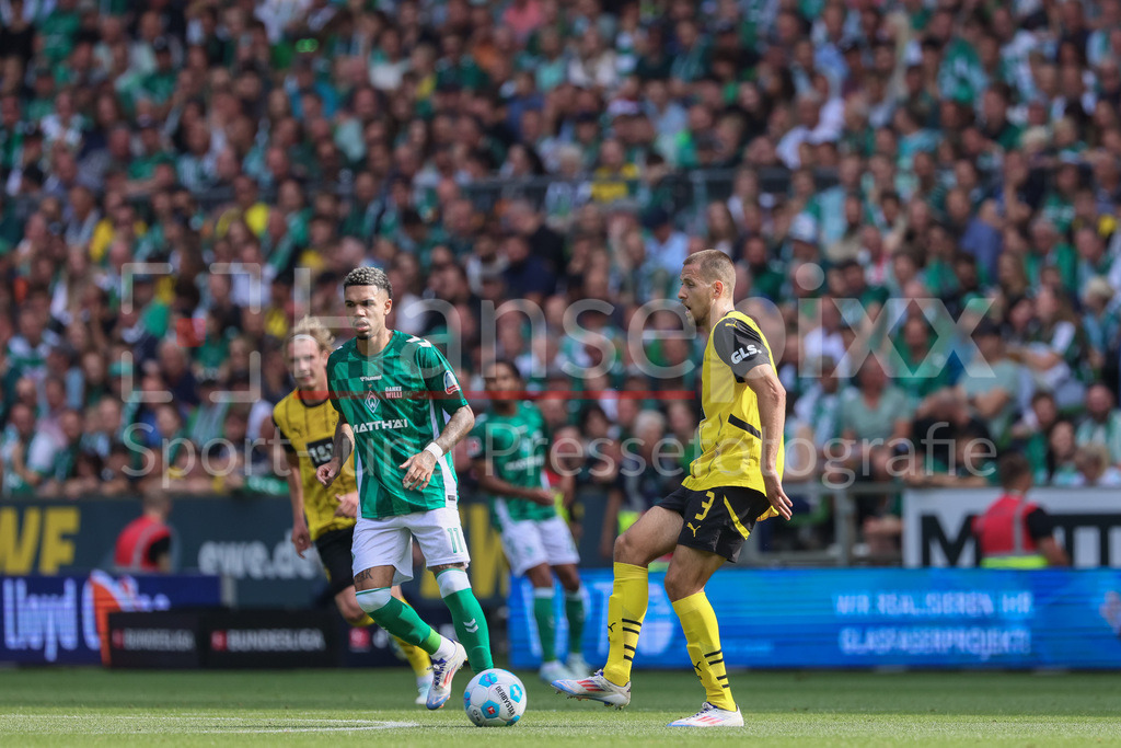 Fussball, Bundesliga, SV Werder Bremen - Borussia Dortmund | v.li.: Justin Njinmah (SV Werder Bremen, 11) und Waldemar Anton (Borussia Dortmund, BVB, 3) im Zweikampf, Duell, Dynamik, Aktion, Action, Spielszene, DIE DFL-RICHTLINIEN UNTERSAGEN JEGLICHE NUTZUNG VON FOTOS ALS SEQUENZBILDER UND/ODER VIDEOÄHNLICHE FOTOSTRECKEN. DFL REGULATIONS PROHIBIT ANY USE OF PHOTOGRAPHS AS IMAGE SEQUENCES AND/OR QUASI-VIDEO.