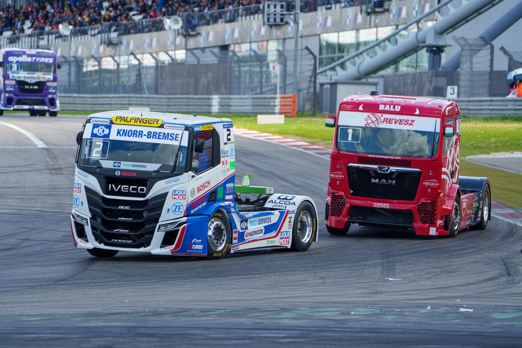 A7408256 | 14.07.2024 Goodyear FIA European Truck Racing Championship (ETRC) NürburgringBild: Zweikampf um die Führung zwischen #2 Jochen Hahn im IVECO und #1 Norbert Kiss im MAN - Realisiert mit Pictrs.com