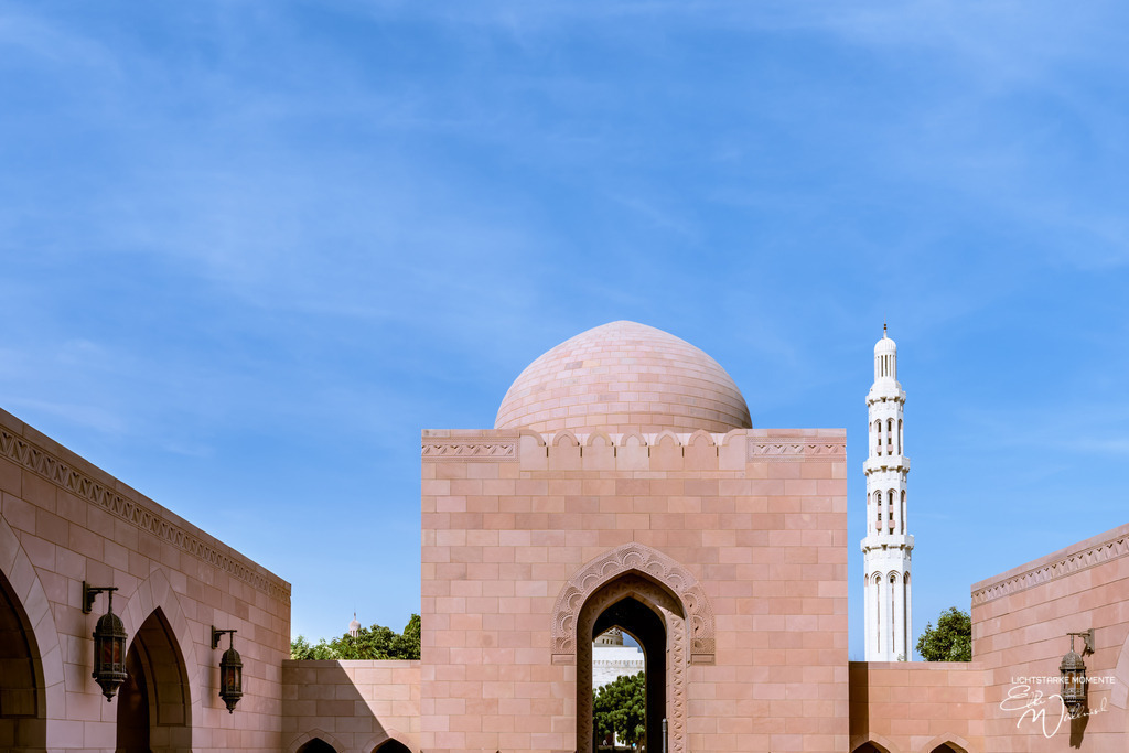 Sultan Qaboos Grand Mosque, Muskat | Herzlich willkommen auf meiner Seite! Ich bin Elke Wallnisch, Deine Fotografin für lichtstarke Momente. Der Name steht für alles, was mich mit der Fotografie verbindet: Das Licht und seine machtvolle Wirkung auf eine Situation oder unsere Stimmung - Realisiert mit Pictrs.com
