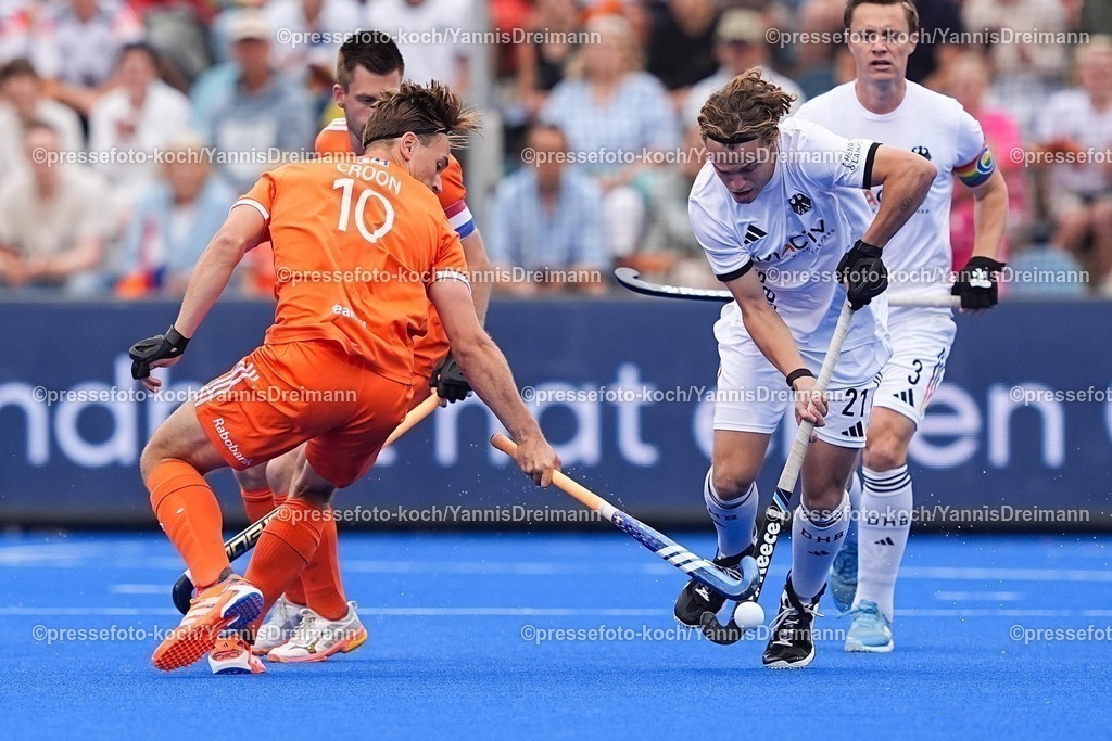 xydrx16082503001 | 16.08.2025, xydrx, Herren EuroHockey Championship 2025, Finale, Niederlande - Deutschland, Sparkassenpark Mönchengladbach: Jorrit Croon (NED #10) im Zweikampf gegen Michel Struthoff (GER #21)