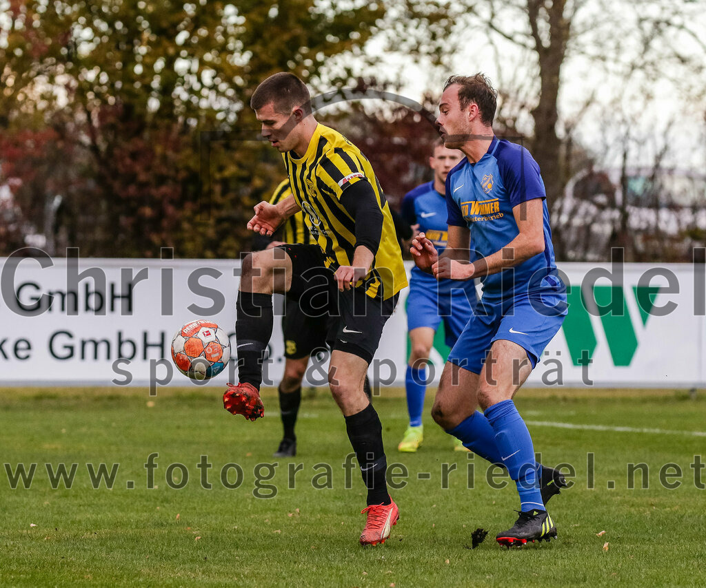 2023-11-11_009_FC_Moosinning_gegen_TSV_Peterskirchen | Moosinning, Deutschland, 11.11.2023:
Fußball, Bezirksliga Oberbayern Ost 2023 / 2024, 17. Spieltag, FC Moosinning gegen TSV Peterskirchen, Endergebnis: 5:0

Fabian Ulitzka (FC Moosinning, #23), Marcel Schauberger (TSV Peterskirchen, #6)

Foto: Christian Riedel / fotografie-riedel.net