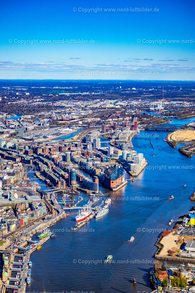 Hamburg_Hafen_Ebphilharmonie_ELS_420106042 | HAMBURG 06.04.2025 Stadtansicht am Ufer des Flußverlaufes der Norderelbe im Ortsteil HafenCity mit der Elbphilharmonie in Hamburg, Deutschland. // City view on the banks of the river course of the Norderelbe in the district HafenCity with the Elbphilharmonie in Hamburg, Germany. Foto: Martin Elsen