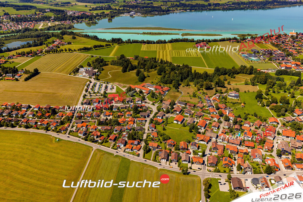 Luftaufnahme der Stadt Schwangau - Die Luftaufnahme wurde 2025 vom UL-Flugzeug heraus erstellt ( keine Drohne ) - Hochauflösende Luftaufnahme - für professionelle Ausdrucke geeignet. Die Geschenkidee !Mit Lizenz und Bildrechte bestellbar